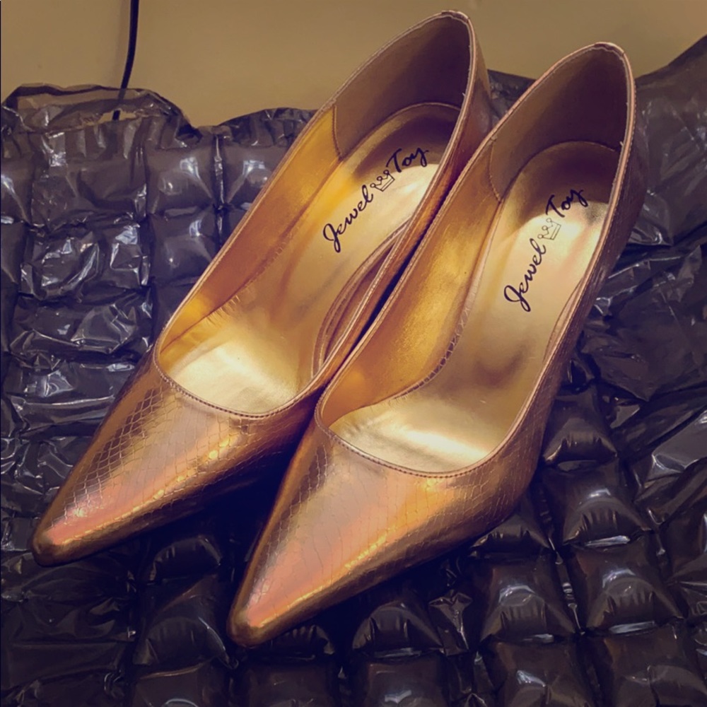Gold Shoes. New. Size M.